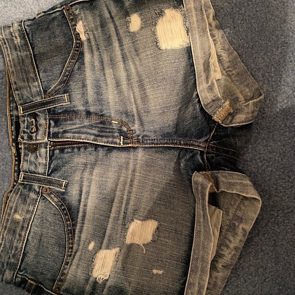2 women Jean shorts
